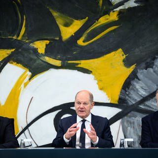 Bundeskanzler Olaf Scholz (M, SPD) äußert sich zusammen mit Boris Rhein (l, CDU), Ministerpräsident von Hessen, und Stephan Weil (SPD), Ministerpräsident von Niedersachsen, bei einer Pressekonferenz nach dem Bund-Länder-Gipfel im Bundeskanzleramt. 