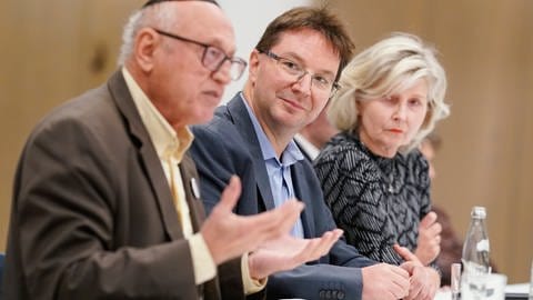 Michael Blume (Mitte) mit Majid Khoshlessan (links), Mitglied der Jüdischen Gemeinde Mannheim, und Heidrun Kämper (rechts), Vorsitzende der Jüdischen Gemeinde Mannheim, unterhalten sich in der dortigen Synagoge während eines Treffens von Vertretern der israelitischen Religionsgemeinschaften und von muslimischen Verbänden am 2. November.