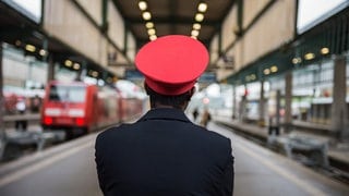 Ein DB-Mitarbeiter steht an einem leeren Gleis im Stuttgarter Hauptbahnhof