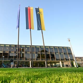 Die Flaggen von Europa (l-r), Deutschland und Baden-Württemberg hängen vor dem Gebäude des Landtags. Bei der Landtagssitzung soll über die Beflaggung an Landesgebäuden gesprochen werden.