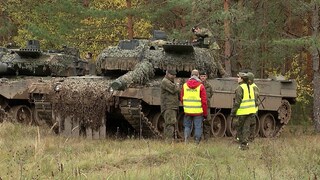 Alexander Böttner, Reporter bei "Zur Sache Baden-Württemberg", im Gespräch mit Soldaten des Hardheimer Panzerbataillons 363.