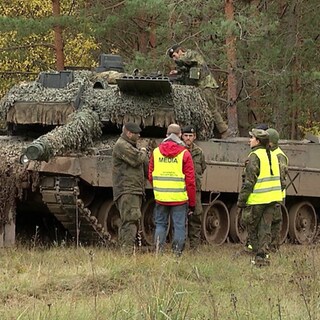 Alexander Böttner, Reporter bei "Zur Sache Baden-Württemberg", im Gespräch mit Soldaten des Hardheimer Panzerbataillons 363.