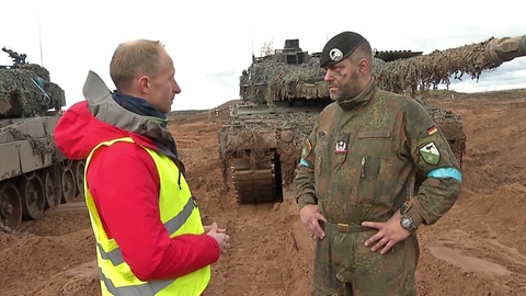 Alexander Böttner, Reporter bei "Zur Sache Baden-Württemberg", im Gespräch mit Oberstleutnant Andreas Kirchner.