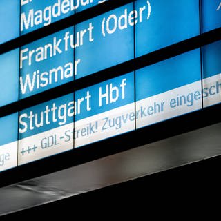 Die Anzeige am Berliner Hauptbahnhof weist am frühen Morgen auf den Warnstreik bei der Bahn hin. Die Gewerkschaft Deutscher Lokomotivführer (GDL) hatte zu einem 20-stündigen Warnstreik bei der Deutschen Bahn AG aufgerufen.