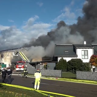 In Eppingen (Kreis Heilbronn) brennt eine Lagerhalle