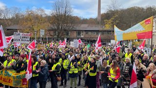 In Tübingen haben am Montagvormittag Beschäftigte der Uni ihre Arbeit niedergelegt und an einem Warnstreik teilgenommen.