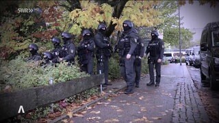 Polizei auf dem Weg zu einer Schule aufgrund von Bombendrohung