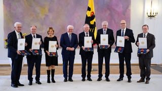 Winfried Kretschmann (l-r, Grüne), Ministerpräsident von Baden-Württemberg, Reiner Haseloff (CDU), Ministerpräsident von Sachsen-Anhalt, Malu Dreyer (SPD), Ministerpräsidentin von Rheinland-Pfalz, Bundespräsident Frank-Walter Steinmeier, Stephan Weil (SPD), Ministerpräsident von Niedersachsen, Horst Seehofer (CSU), Ministerpräsident von Bayern a.D. und Bundesminister a.D., Dietmar Woidke (SPD), Ministerpräsident von Brandenburg, und Bodo Ramelow (Die Linke), Ministerpräsident von Thüringen, stehen nach der Verleihung des Verdienstordens der Bundesrepublik Deutschland durch Bundespräsident Steinmeier im Schloss Bellevue für ein Gruppenbild zusammen. Der Bundespräsident zeichnet heute die Ministerpräsidentin von Rheinland-Pfalz, Dreyer, sowie die Ministerpräsidenten von Baden-Württemberg, Kretschmann, Brandenburg, Woidke, Niedersachsen, Weil, Sachsen-Anhalt, Haseloff, und Thüringen, Ramelow, sowie den Ministerpräsidenten und Bundesminister a. D., Seehofer, aus.