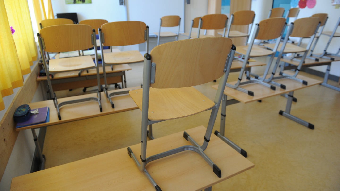 Klassenzimmer in Schule mit Stühlen auf den Tischen