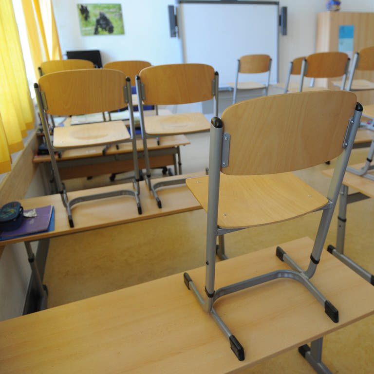 Klassenzimmer in Schule mit Stühlen auf den Tischen 