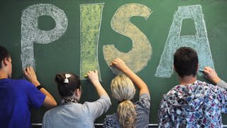 Schüler schreiben das Wort Pisa 