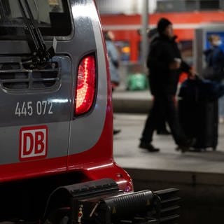 Ein Zug der Deutschen Bahn steht an einem Bahnhof.