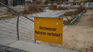 Ein Schild "Hochwasser - Betreten verboten!" an einem Treppenabgang an der Rems in Schwäbisch Gmünd (Bild vom 29.01.2021)