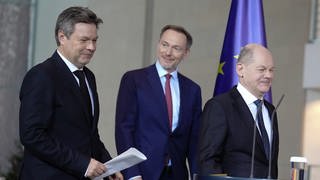 Robert Habeck (l-r, Bündnis 90Die Grünen), Bundesminister für Wirtschaft und Klimaschutz, Christian Lindner (FDP), Bundesminister der Finanzen, und Bundeskanzler Olaf Scholz (SPD) geben ein Pressestatement zur Einigung für den Bundeshaushalt 2024 im Bundeskanzleramt.