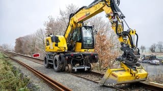 Ein Schienenbaufahrzeug steht auf Gleisen