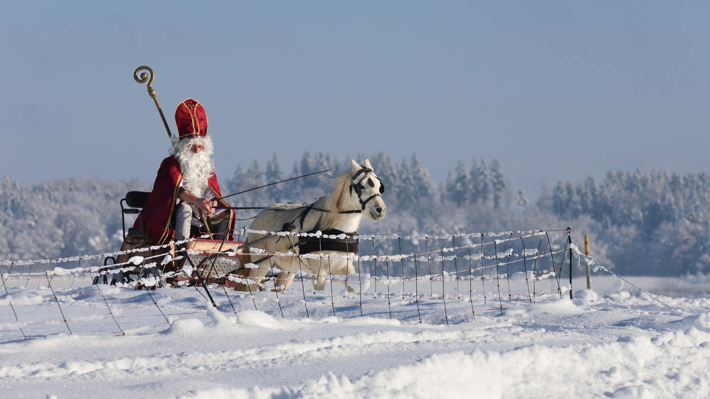 Ein als Nikolaus verkleideter Mann ist in Bad Saulgau (Kreis Sigmaringen) mit einer von einem Pony gezogenen Kutsche am ersten Advent zu einer Nikolausfeier unterwegs.