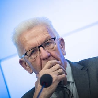 Winfried Kretschmann (Bündnis 90Die Grünen), Ministerpräsident von Baden-Württemberg, nimmt an der Landespressekonferenz im Bürger- und Medienzentrum des Landtags von Baden-Württemberg teil.