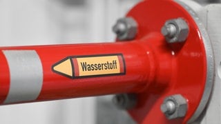 Der Hinweis "Wasserstoff" ist an einem Rohr in einem Verteilzentrum angebracht.