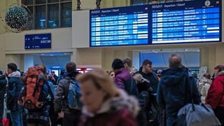 Zahlreiche Reisende warten am Abend im Hauptbahnhof vor einem Informationsschalter. Sturmtief "Zoltan" sorgt am Donnerstag im Fernverkehr der Deutschen Bahn für Ausfälle und Verspätungen. Betroffen sind Eurocity-, Intercity- und ICE-Verbindungen in Hamburg, Schleswig-Holstein und Niedersachsen, wie die Bahn am Donnerstagnachmittag mitteilte.