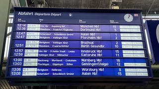Die Anzeigentafel am Stuttgarter Hauptbahnhof zeigt Verspätungen von Zügen wegen des Sturms an.