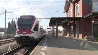 eine Schweizer Regionalbahn fährt in einen Bahnhof ein