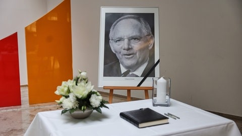 Ein Foto des verstorbenen CDU-Politikers Wolfgang Schäuble und ein Kondolenzbuch liegen in der CDU-Parteizentrale in Berlin.