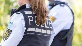 Eine Polizistin und ein Polizist (Archivbild)