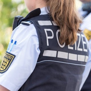 Eine Polizistin und ein Polizist (Archivbild)