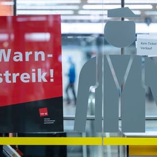 Symbolbild: Ein Plakat hängt an der Haltestelle Hauptbahnhof an einem Schalter der SSB in Stuttgart.