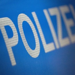 Das Wort Polizei ist im Rahmen auf der Karosserie eines Polizeifahrzeugs zu lesen (Archivbild).