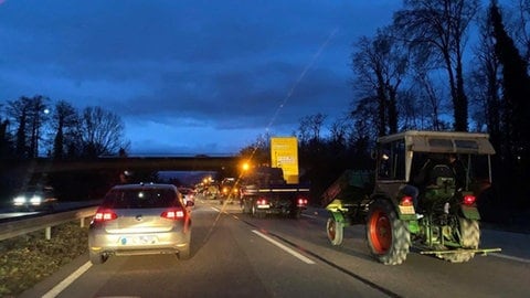 Auch auf der B31 in Freiburg stadteinwärts wird bei den bundesweit stattfindenden Bauernprotesten der Verkehr behindert. 