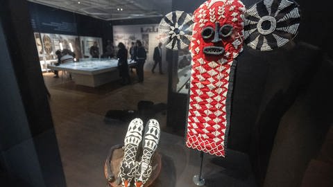 Eine zeremonielle Tanzmaske vom Hof eines Königreichs der Bamileke in Westkamerun, die im Jahr 1903 ins Museum eingegangen war, ist in einer Vitrine des Linden-Museums zu sehen.