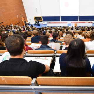 Studenten sitzen an der Universität Heidelberg in einem Hörsaal.