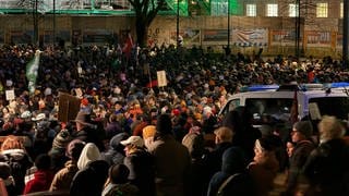 Einige Tausend Menschen demonstrieren gegen Rechtsextremismus auf dem Platz der alten Synagoge. Anlass war das kürzlich bekannt gewordene Rechten-Treffen in einer Villa in Potsdam. Zur der Kundgebung aufgerufen hatte ein Bündnis lokaler Partei-Jugendorganisationen.