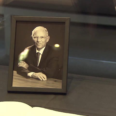Schwarz-Weiß-Aufnahme Wolfgang Schäubles in einem schwarzen Bilderrahmen