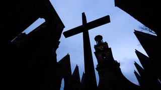 Am 25. Januar wird eine Studie veröffentlicht, die sexuellen Missbrauch in der evangelischen Kirche in Deutschland (EKD) beleuchtet. Zu sehen ist hier ein Kreuz in der Aegidienkirche der evangelisch-lutherischen Marktkirchengemeinde.