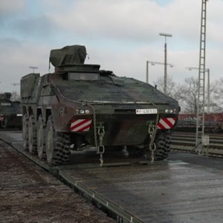 Panzer der Bundeswehr werden auf Züge im Güterbahnhof in Kehl (Ortenaukreis) verladen. 
