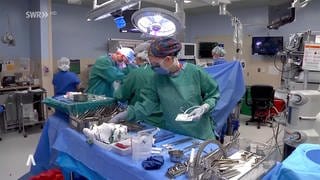 Chirurgen und Ärzte im Operationsraum