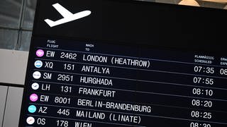 Auf einer Anzeigetafel am Stuttgarter Flughafen werden Abflugzeiten angezeigt (Archiv).