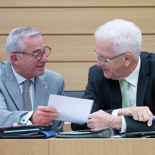 Thomas Strobl (CDU, l-r), Innenministerin von Baden-Württemberg, und Winfried Kretschmann (Bündnis 90Die Grünen), Ministerpräsident von Baden-Württemberg, nehmen im Landtag von Baden-Württemberg an einer Plenarsitzung teil.