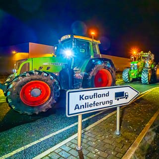 Bauern blockieren in Möckmühl (Kreis Heilbronn) mit Traktoren die Straße vor dem Zentralwarenlager von Kaufland.