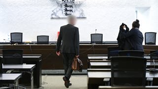Der Angeklagte in einem Prozess um sexuelle Nötigung kommt am 9. Mai 2023 in den Gerichtssaal. Der inzwischen vom Dienst freigestellte Inspekteur der Polizei soll im November 2021 in Stuttgart eine Polizeibeamtin sexuell belästigt haben. 