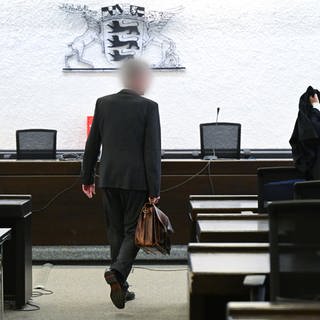 Der Angeklagte in einem Prozess um sexuelle Nötigung kommt am 9. Mai 2023 in den Gerichtssaal. Der inzwischen vom Dienst freigestellte Inspekteur der Polizei soll im November 2021 in Stuttgart eine Polizeibeamtin sexuell belästigt haben. 