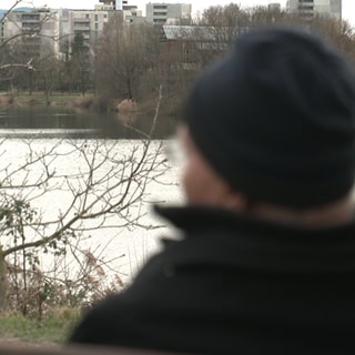 Dieser Mann vermutet, Opfer von K.o.-Tropfen geworden zu sein.