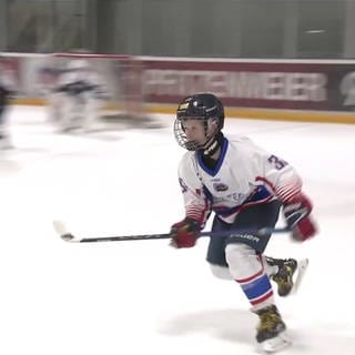 Kleiner Junge spielt Eishockey