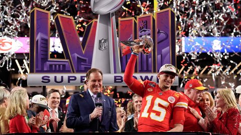 Kansas City Chiefs Quarterback Patrick Mahomes (15) feiert nach dem Sieg des Super Bowls 2024. 