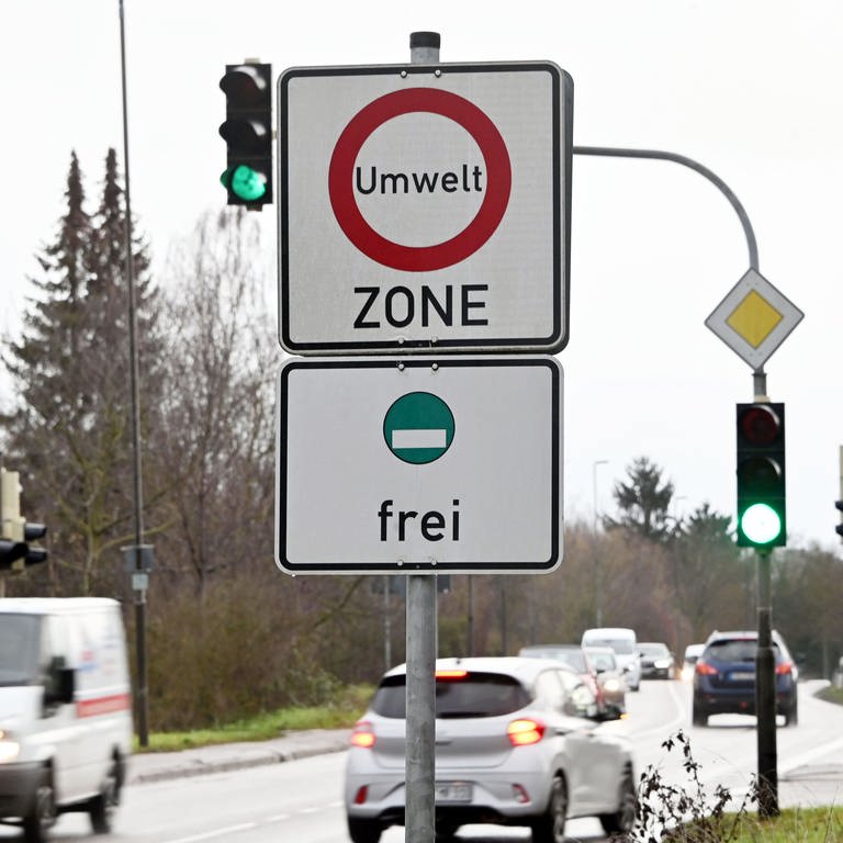 Vor der Ortseinfahrt zu Pfinztal-Berghausen ist ein Hinweisschild aufgestellt, das auf eine Umweltzone hin weist.