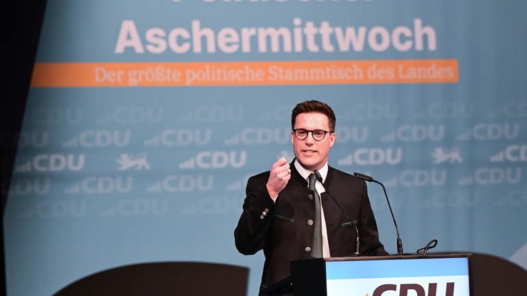 Manuel Hagel, Landesvorsitzender der CDU Baden-Württemberg, spricht in der Alten Kelter in Fellbach beim Politischen Aschermittwoch der CDU Baden-Württemberg.