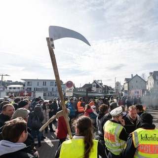 Zahlreiche Menschen versammeln sich beim Politischen Aschermittwoch der baden-württembergischen Grünen vor der Stadthalle von Biberach an der Riß, um zu demonstrieren. Die Veranstaltung wurde aufgrund der Proteste vor der Stadthalle abgesagt.