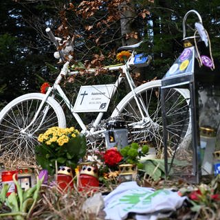 Bei einer Fahrrad-Demonstration für den bei einem Unfall gestorbenen Radaktivisten Andreas Mandalka wurde an der Unfallstelle ein "Ghostbike" aufgestellt.